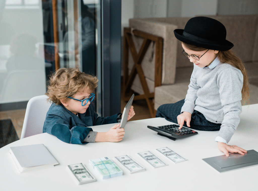 La educación financiera en niños te enseña la importancia de sembrar desde casa el valor del ahorro, la responsabilidad y la toma de decisiones